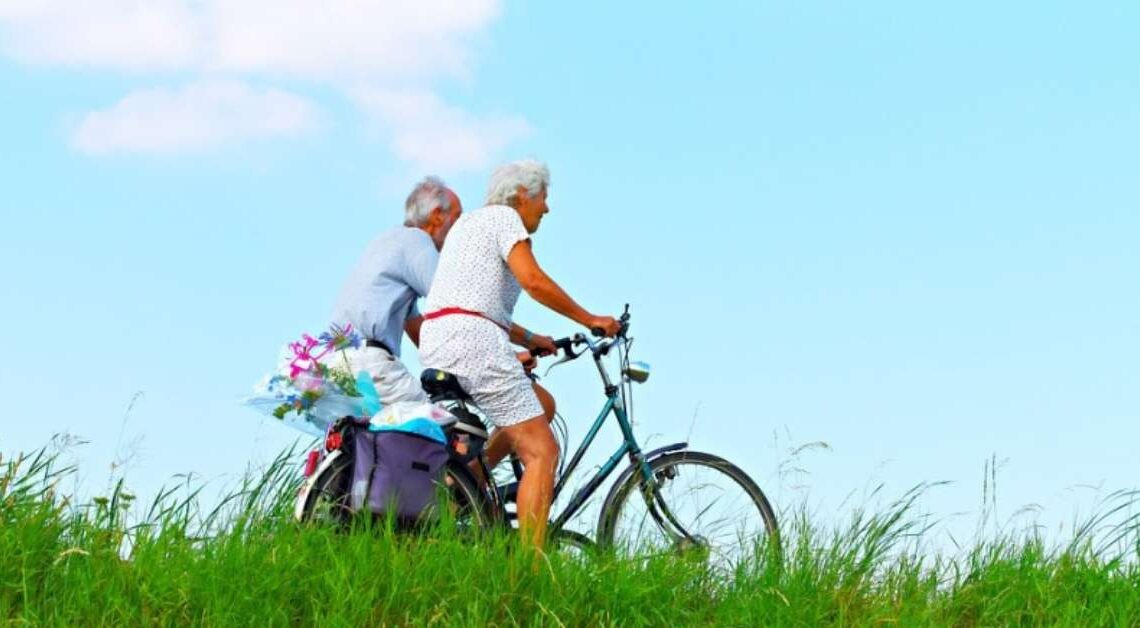 Por que andar de bicicleta é uma forma perfeita de exercício para maiores de 60 anos