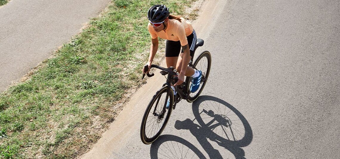 Pode pedalar com tênis de corrida?